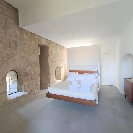 La Tour Sarrazine A 5 Min D'uzes