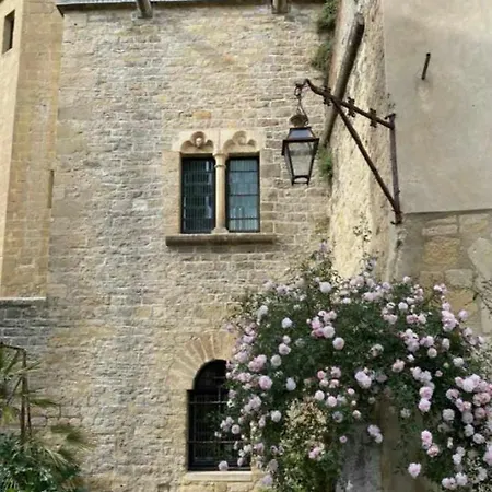 La Tour Sarrazine A 5 Min D'uzes *